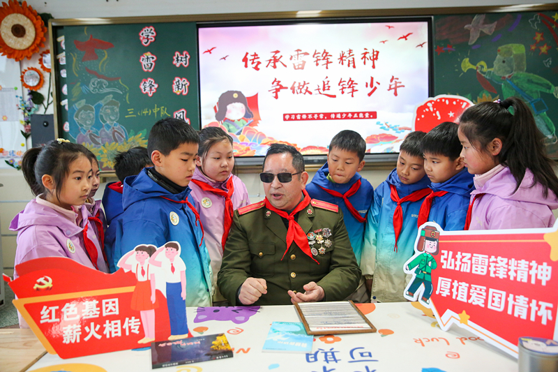 2025年3月3日，江蘇南通如皋市安定小學(xué)里，傷殘軍人許波銀在思政小課堂上向?qū)W生講述雷鋒故事。
